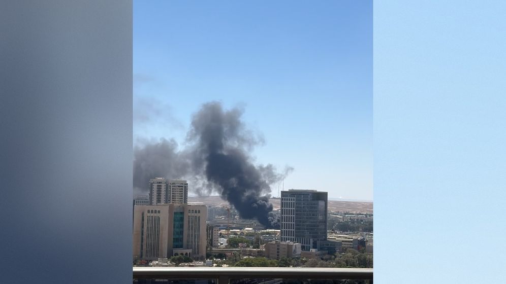 צילום: כבאות והצלה לישראל שריפה במגרש כלי רכב לפירוק בבאר שבע, 20.09.2026