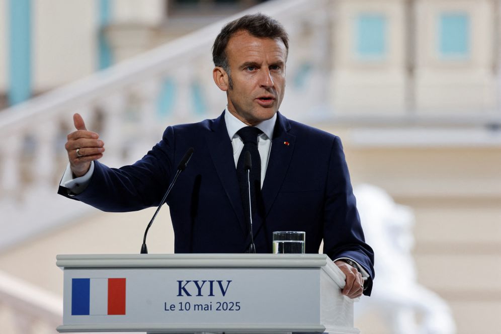 الرئيس الفرنسي ايمانويل ماكرون خلال زيارة الى كييف - ارشيف