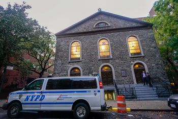 Une voiture de patrouille de la police de New York est garée devant une synagogue dans le Lower East Side de Manhattan, le samedi 7 octobre 2023.