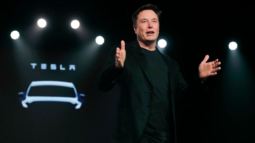 إيلون ماسك، الرئيس التنفيذي لشركة تسلا، يتحدث قبل الكشف عن سيارة موديل واي في استوديو تصميم تسلا، 14 مارس 2019، أرشيف