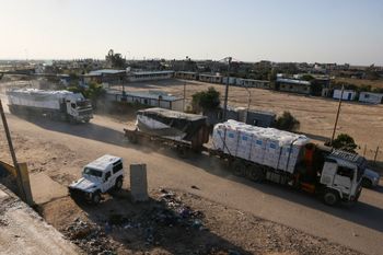 Des camions transportant de l'aide humanitaire entrent dans la bande de Gaza par le point de passage de Rafah avec l'Égypte, le 2 décembre 2023