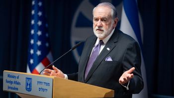 L'ambassadeur des États-Unis en Israël, Mike Huckabee, lors de la signature d'un accord portant sur l'implantation du futur siège permanent de l'ambassade des États-Unis à Jérusalem, le 01.07.2026