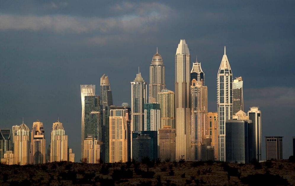 تنعكس الشمس على ناطحات السحاب في دبي، الإمارات العربية المتحدة، 27 فبراير 2021.