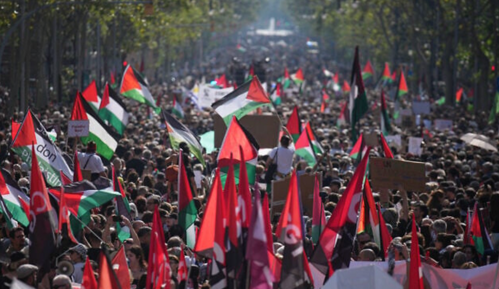 Des manifestants pro-palestiniens et anti-israéliens se rassemblent lors d'une manifestation à Barcelone, en Espagne, le 4 octobre 2025. 