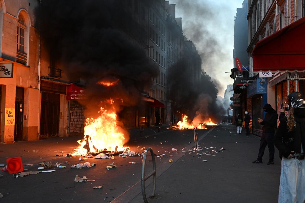 Poubelles brûlées à Paris en marge des manifestations  