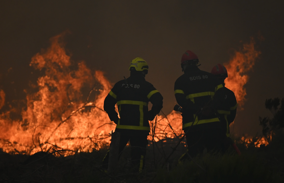 AP / Emma Da Silva Des pompiers arrosent une forêt en flammes près de Lacanau, dans le sud-ouest de la France, samedi 25 juillet 2026.