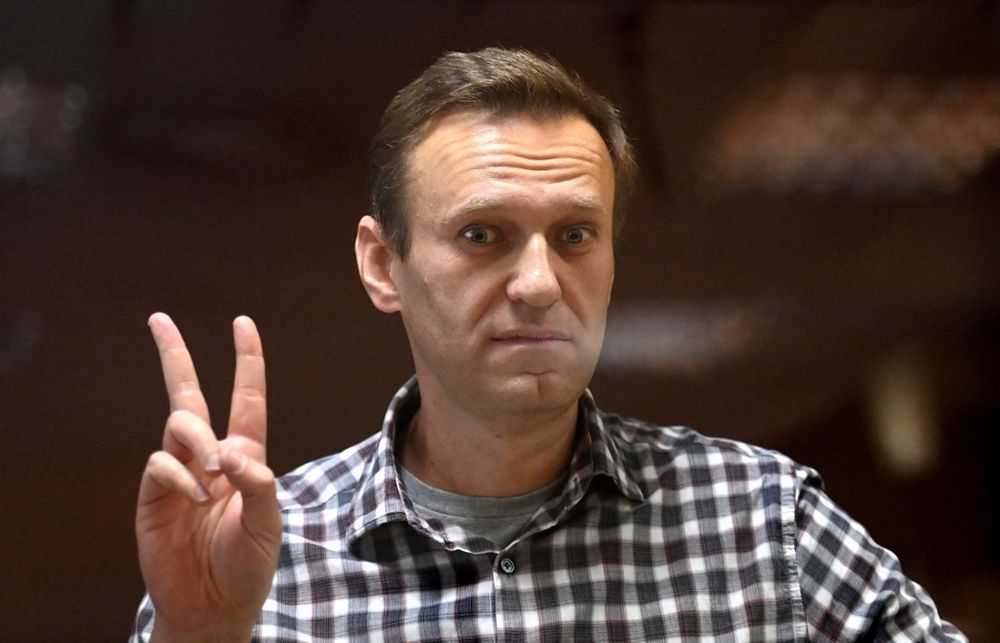 Le leader de l'opposition russe Alexei Navalny se tient à l'intérieur d'une cellule vitrée lors d'une audience au tribunal de district de Babushkinsky à Moscou, en Russie, le 20 février 2021.