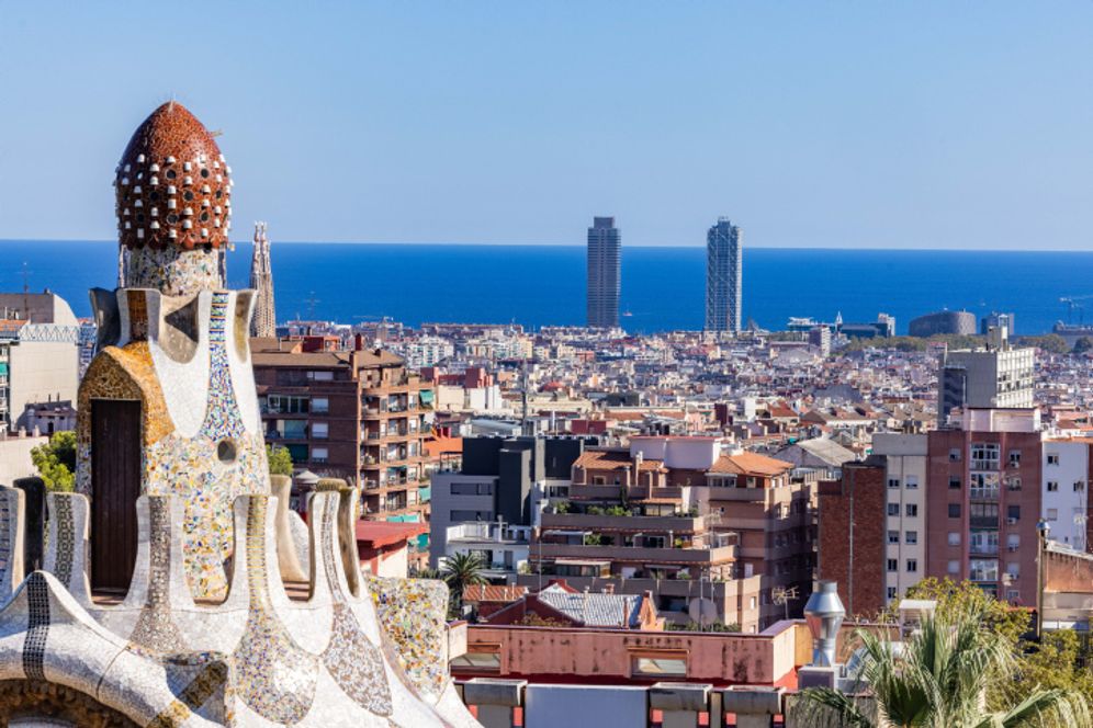 Vue de Barcelone depuis le parc Guell, construit par l'architecte et designer Antoni Gaudi