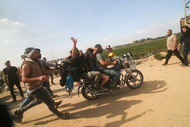 Des terroristes du Hamas transportent à moto un otage du kibboutz de Kfar Azza vers la bande de Gaza, le 7 octobre 2023