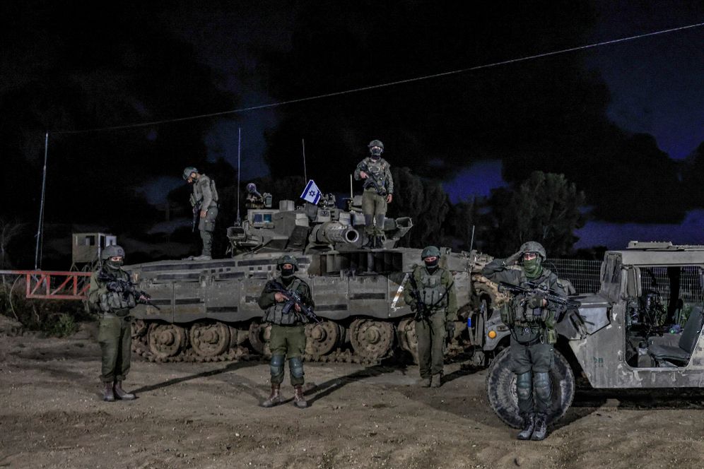 Photo by Tsafrir Abayov/Flash90 Des soldats de Tsahal observent une minute de silence près de la frontière avec la bande de Gaza, à la veille de Yom Hazikaron, le 20 avril 2026. Photo : Tsafrir Abayov/Flash90.