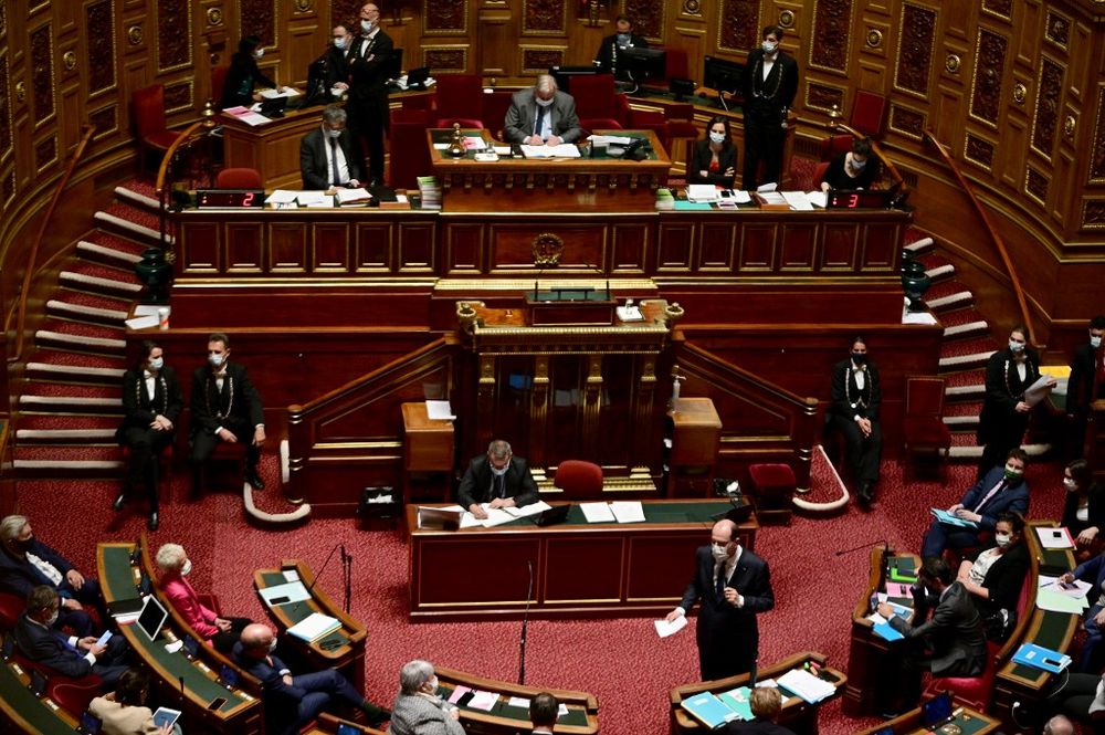 Le Premier ministre français Jean Castex s'adresse au Sénat français le 1er avril 2021 avant le vote d'un projet de loi sur la réponse Covid-19.