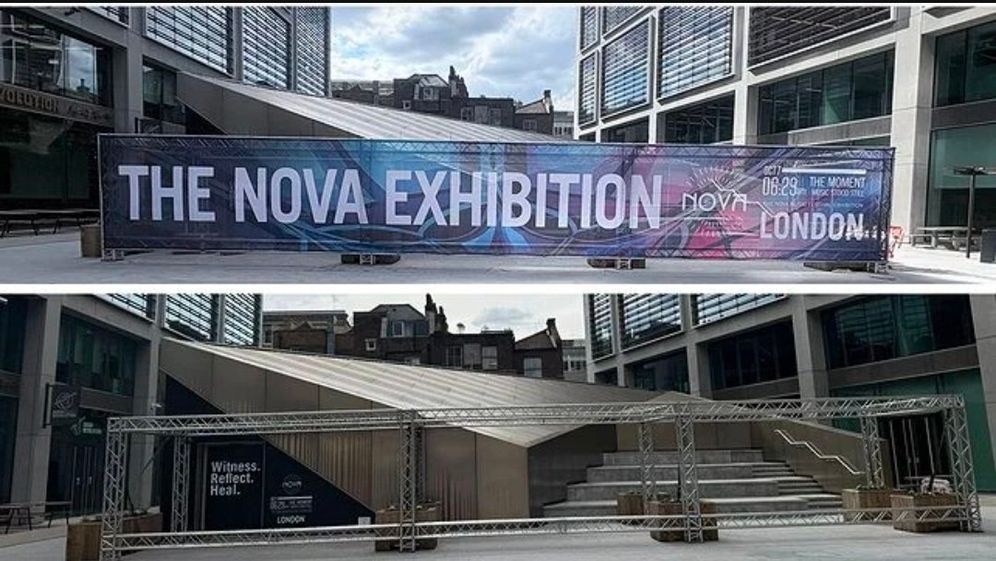 Screenshot X La police de Londres a demandé aux organisateurs d’une exposition consacrée au massacre du festival Nova de retirer la grande bannière annonçant l’événement