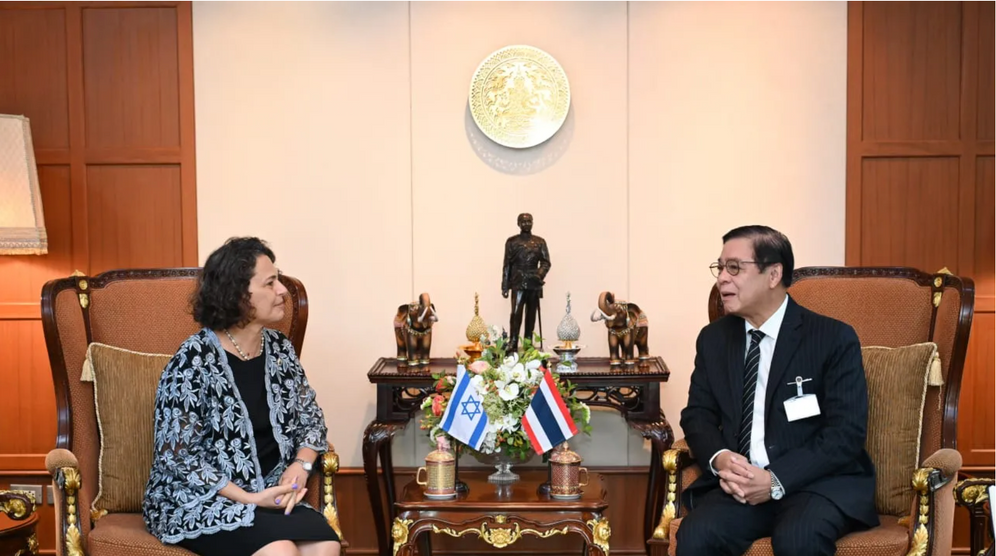 Le vice-Premier ministre et ministre des Affaires étrangères thaïlandais, Sihasak Phuangketkeow, rencontre l’ambassadrice d’Israël en Thaïlande, Alona Fisher-Kamm, le 8 septembre 2026.

