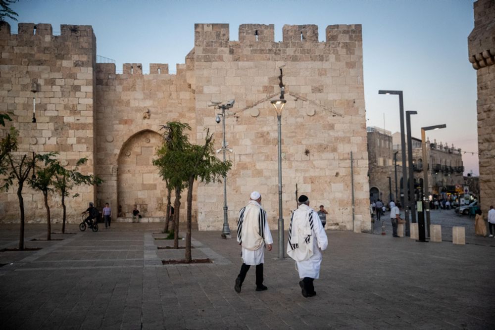 Des hommes revenant de la prière aux abords de la Vieille ville de Jérusalem, le 8 octobre 2019