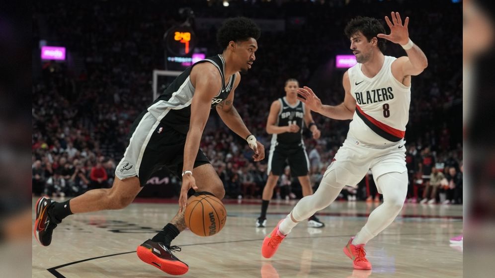 גארד סן אנטוניו ספרס, דילן הרפר, ודני אבדיה במשחק 3 בסדרת כדורסל הסיבוב הראשון של פלייאוף ה-NBA בפורטלנד, אורגון, יום שישי, 24 באפריל, 2026