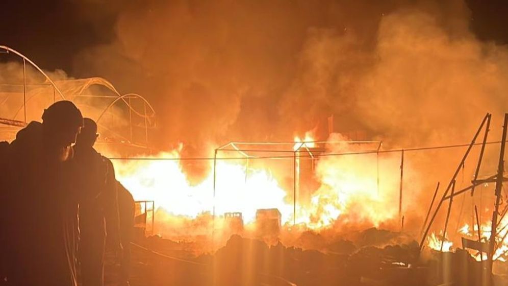 שריפה באוהלי עקורים במערב חאן יונס