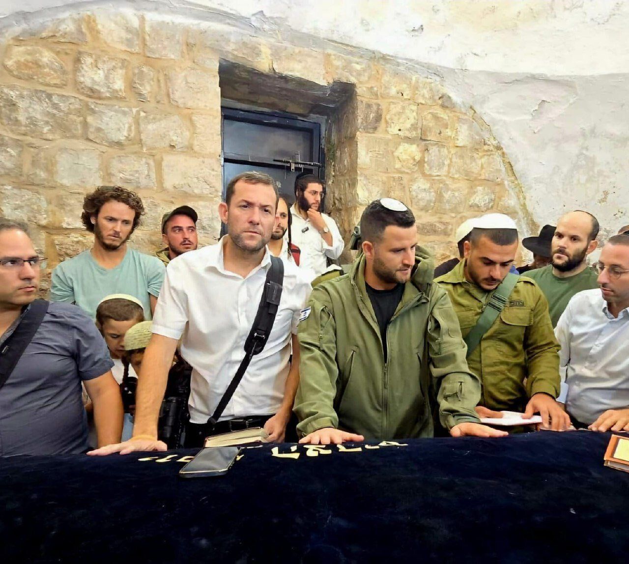 Tombe de Joseph : prière de masse avec le père de l'otage Alon Ohel pour la réussite de l'opération militaire