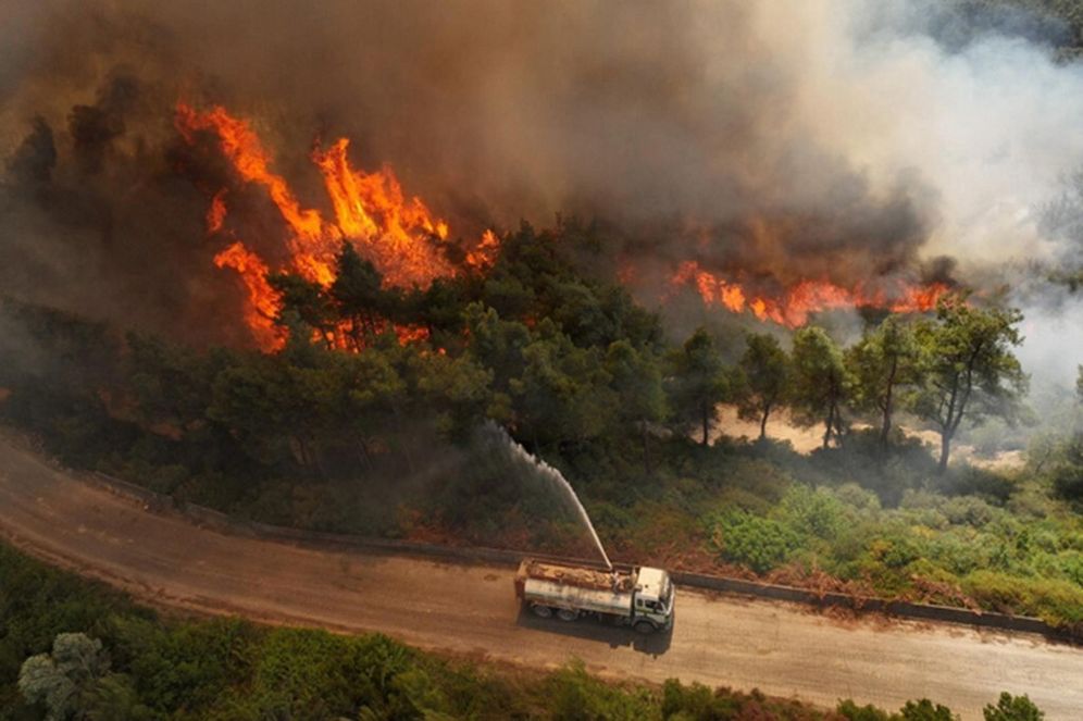تظهر هذه الصورة التي نشرتها وكالة الأنباء السورية (سانا) رجال الإطفاء وهم يكافحون حرائق الغابات في جبال التركمان في منطقة الربيعة بمحافظة اللاذقية غرب سوريا في 11 مايو 2025.