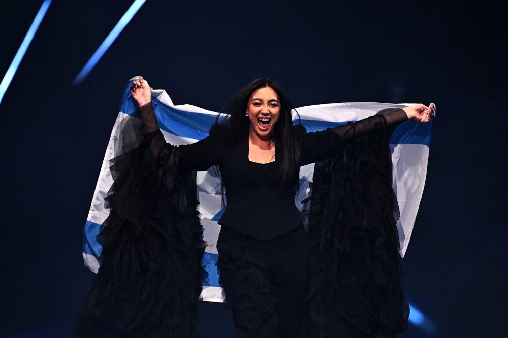 Le chanteur israélien Yuval Raphael, représentant Israël avec la chanson "New Day Will Rise", lors de la finale du Concours Eurovision de la chanson 2025, à Bâle, le 17 mai 2025. 