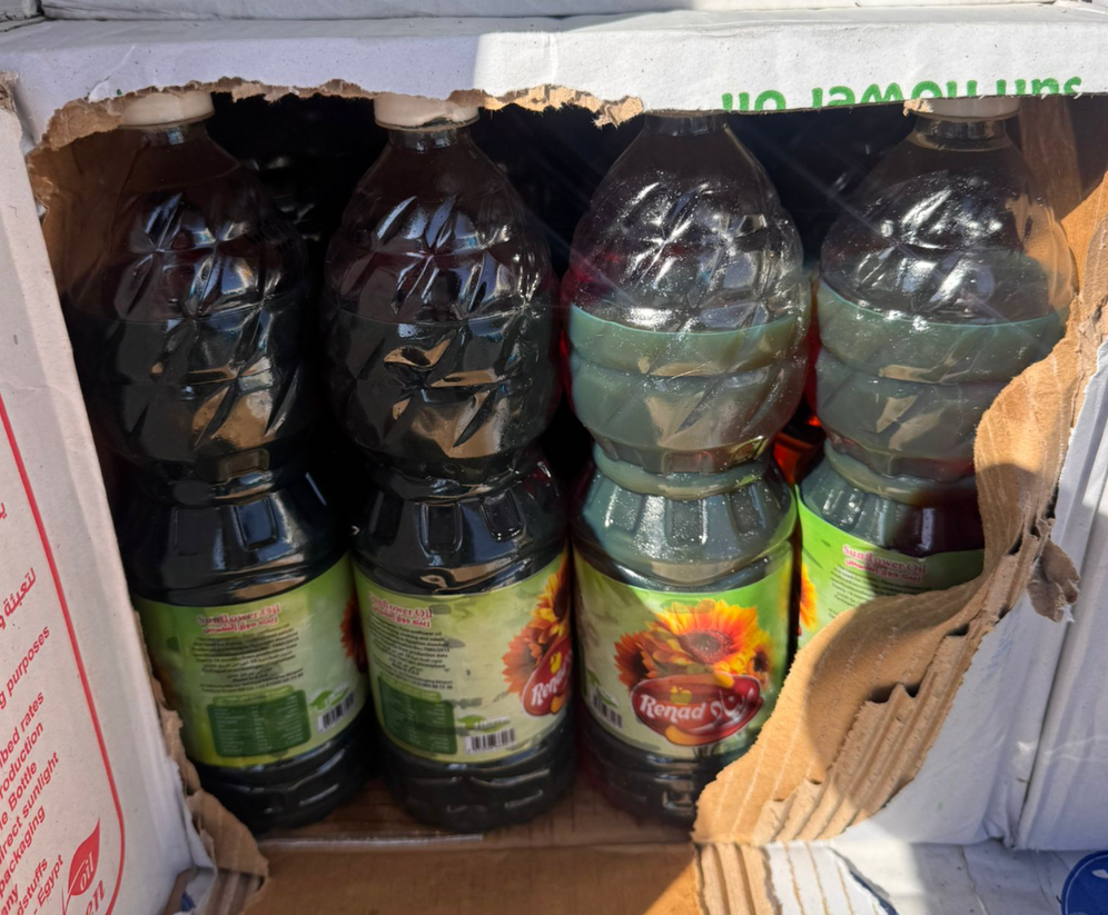COGAT Des bouteilles d’huile moteur dissimulées dans une cargaison d’aide humanitaire, interceptées lors d’une tentative de contrebande déjouée au point de passage de Kerem Shalom.