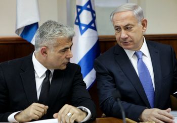 Le Premier ministre israélien Benyamin Netanyahou (à droite) et Yair Lapid lors d'une réunion à Jérusalem le 7 octobre 2014