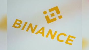 תמונת ארכיון – הלוגו של Binance נראה על גבי טלפון חכם, ב-28 בפברואר 2023