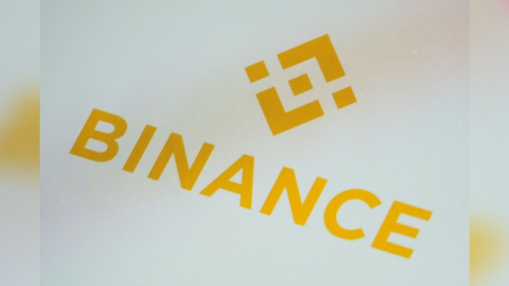 AP / מאט סלוקום הלוגו של Binance נראה על גבי טלפון חכם, ארכיון