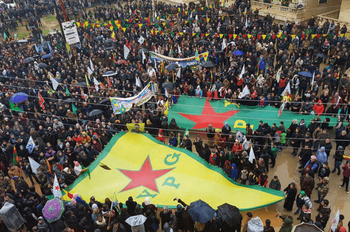 Cette photo diffusée par le service de presse des Unités de protection du peuple kurde, ou YPG, montre des manifestants brandissant des drapeaux  à Afrin, dans la province d'Alep, en Syrie, le 18 janvier 2018.