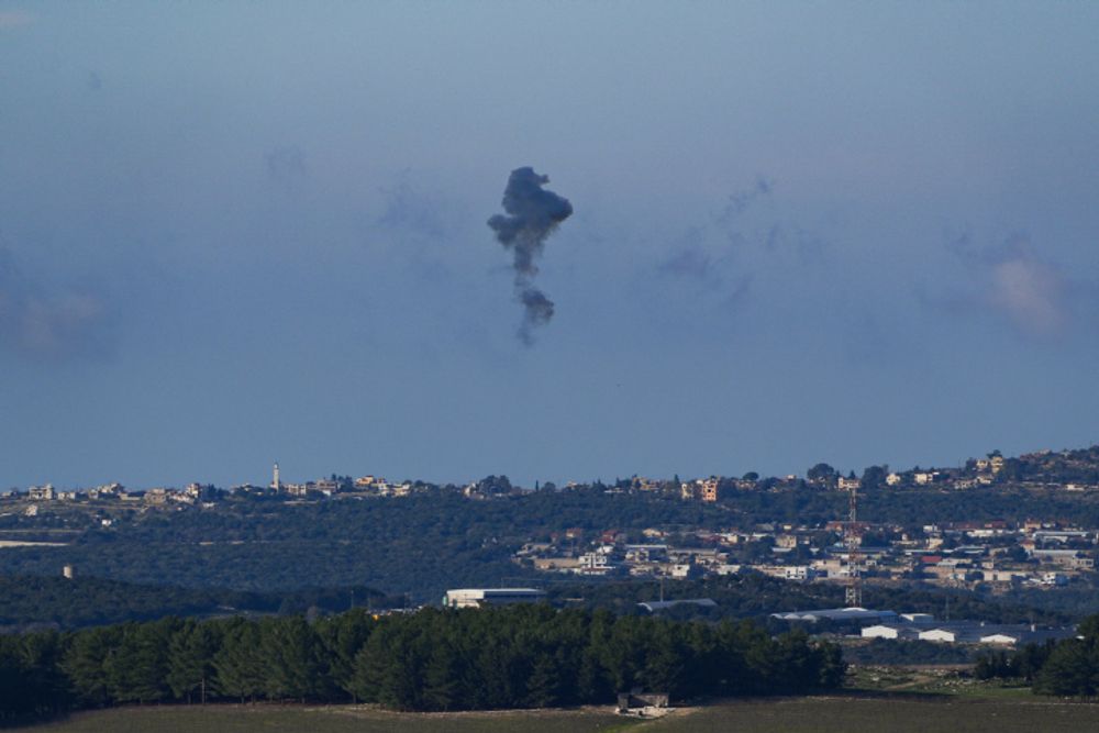 ARQUIVO - A fumaça sobe durante uma troca de tiros entre as FDI e terroristas da organização Hezbollah na fronteira entre Israel e o Líbano.