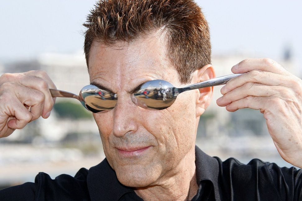 Israeli Magician Uri Geller Offers UK Gov t His psychic Powers In Job