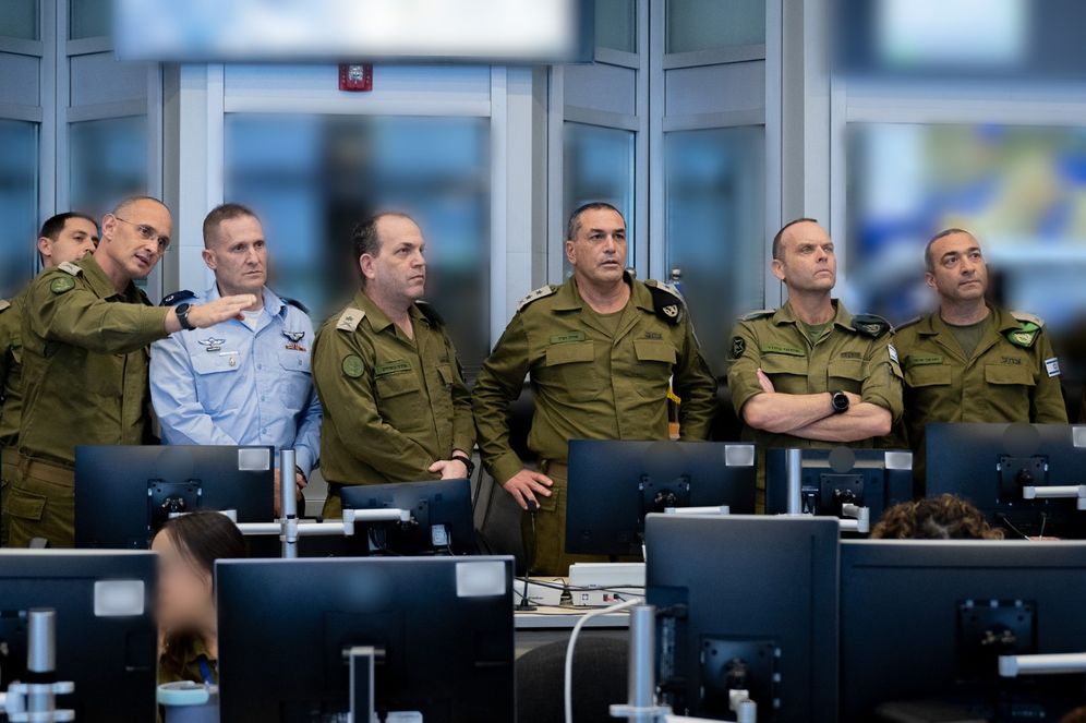Le chef d'état-major Eyal Zamir et les hauts commandants de Tsahal, lors de l'opération "Réveil du Lion"