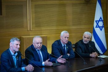 Yonatan Sindel/Flash90 Les dirigeants de partis d'opposition : Yair Lapid, Yair Golan, Benny Gantz et Avigdor Liberman