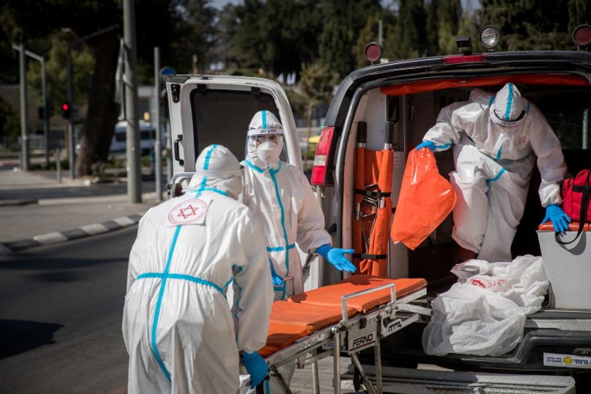 Des travailleurs du Magen David Adom portant des vêtements de protection à titre préventif contre le coronavirus vu à l'extérieur d'une maison de retraite à Jérusalem le 12 octobre 2020.