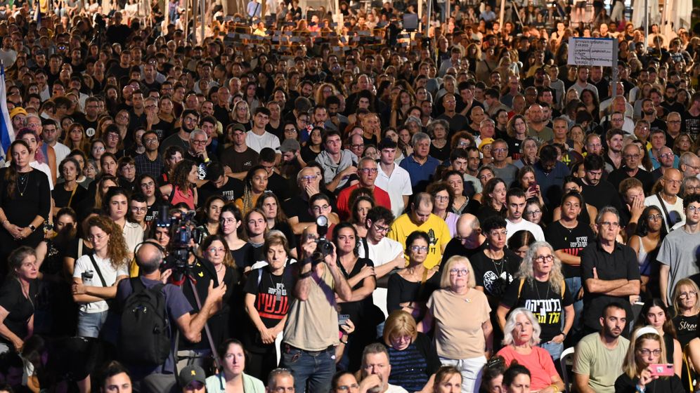 אלפים מתקבצים בכיכר החטופים לצפות בטקס הלאומי לציון שנה לטבח השבעה באוקטובר