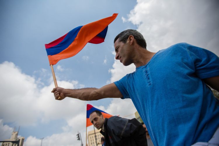 Israelis brandishing Armenian flags protest in front of Israel's Foreign Ministry in Jerusalem against Israel's arms trade with Azerbaijan, April 14, 2016.