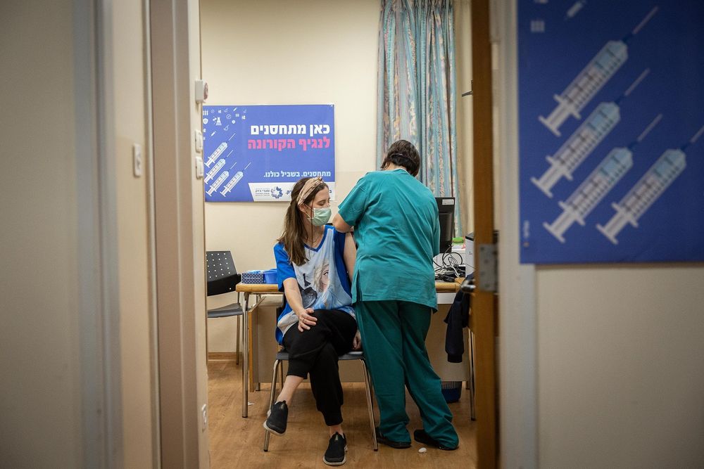 Le personnel de santé reçoit une 4e dose du vaccin contre le Covid-19, au centre médical Shaare Zedek à Jérusalem, le 6 janvier 2022