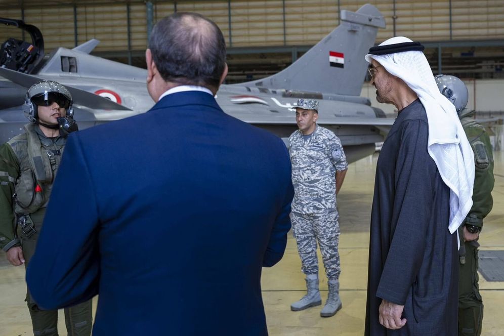 رئيس دولة الإمارات محمد بن زايد والرئيس عبد الفتاح السيسي خلال  زيارة تفقدية إلى مفرزة المقاتلات المصرية المتمركزة في الإمارات