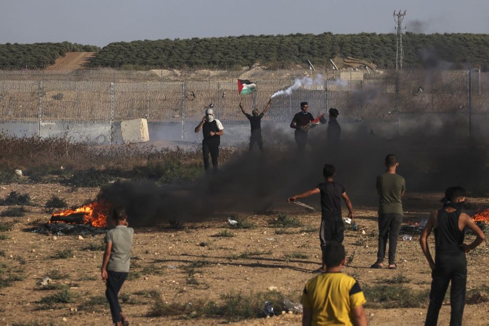 Des manifestants palestiniens brûlent des pneus lors d'affrontements avec des soldats israéliens le long de la frontière entre Israël et la bande de Gaza, le 15 septembre 2023.