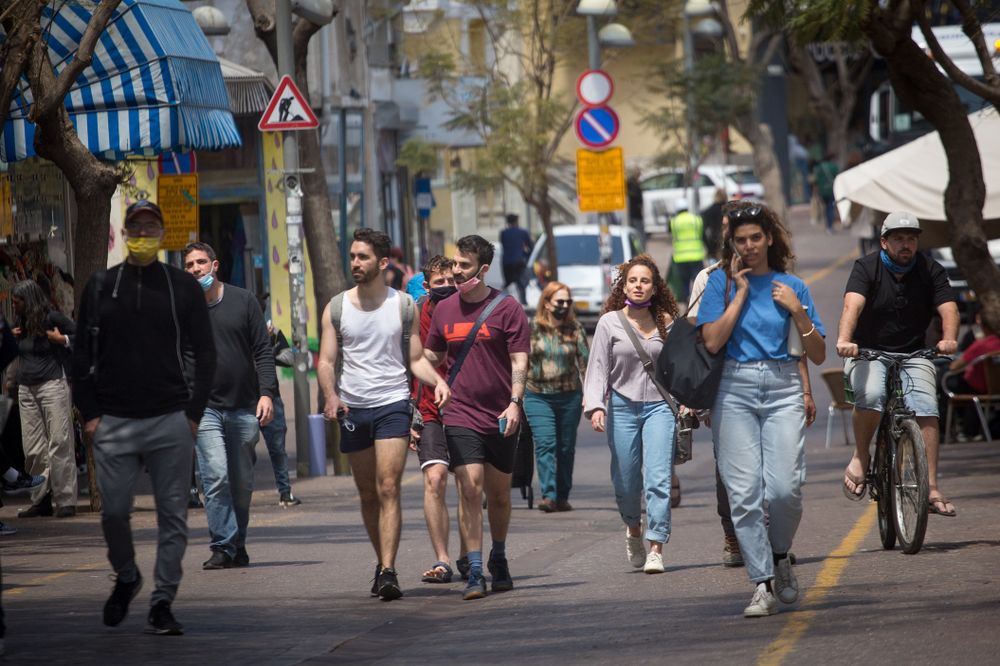 Des passants à Tel Aviv le 11 avril 2021
