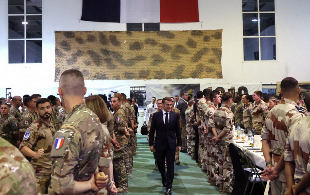 Emmanuel Macron au dîner de Noël avec les troupes de la base du 5ᵉ régiment de cuirassiers, près d’Abou Dhabi, le 21 décembre 2025