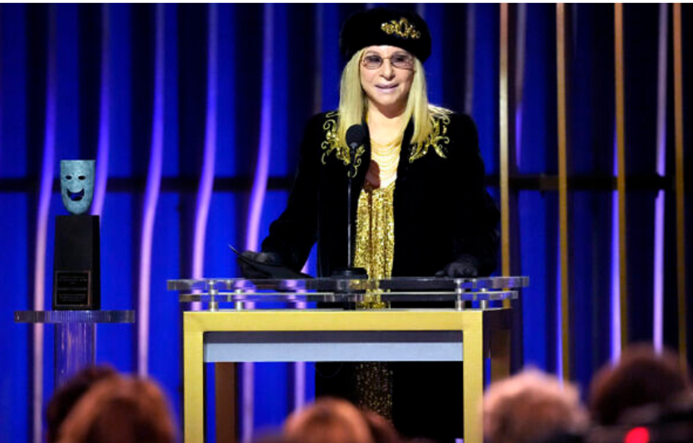 Barbra Streisand accepte le prix pour l'ensemble de sa carrière lors de la 30e édition des Screen Actors Guild Awards, le samedi 24 février 2024, au Shrine Auditorium de Los Angeles.