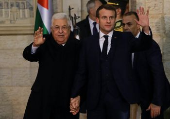 الرئيس الفرنسي إيمانويل ماكرون (إلى اليمين) والرئيس الفلسطيني محمود عباس خلال اجتماعهما في مدينة رام الله بالضفة الغربية في 22 كانون الثاني/يناير 2020.