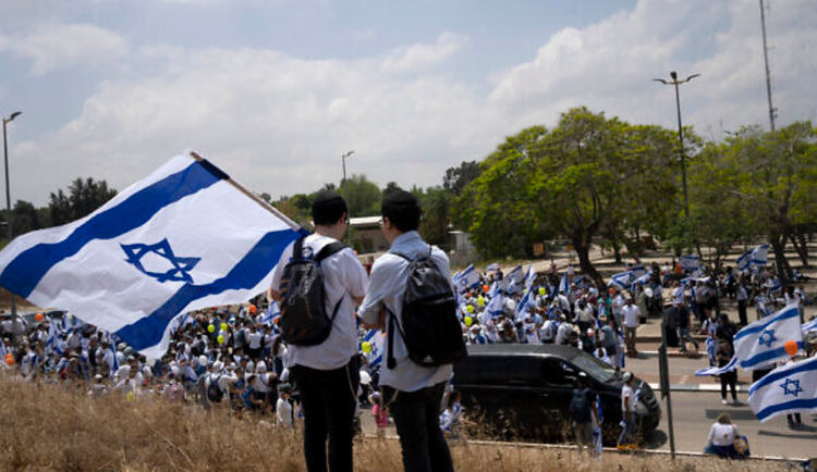 Des milliers d'Israéliens défilent dans la ville de Sderot pour demander à Israël de réoccuper la bande de Gaza une fois la guerre contre le Hamas terminée, le 14 mai 2024.