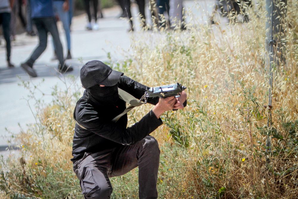 Des hommes armés palestiniens tirent sur les forces israéliennes lors d'un raid des forces de sécurité israéliennes, dans la ville de Jénine, en Cisjordanie, le 13 mai 2022