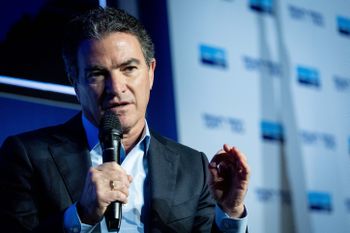 L'ancien chef du Mossad, Yossi Cohen, s'exprime lors d'une conférence à Jérusalem, le 21 février 2022.