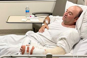 تُظهر هذه الصورة، التي التُقطت ووُردت من مكتب رئيس وزراء ولاية نيو ساوث ويلز في 15 ديسمبر/كانون الأول 2025، أحمد الأحمد، الرجل الذي تصدى لأحد مهاجمي شاطئ بوندي ونزع سلاحه، وهو يتحدث إلى رئيس وزراء نيو ساوث ويلز، كريس مينز، في مستشفى سانت جورج في سيدني. قتل أب وابنه 15 شخصًا على شاطئ بوندي في 14 ديسمبر/كانون الأول،