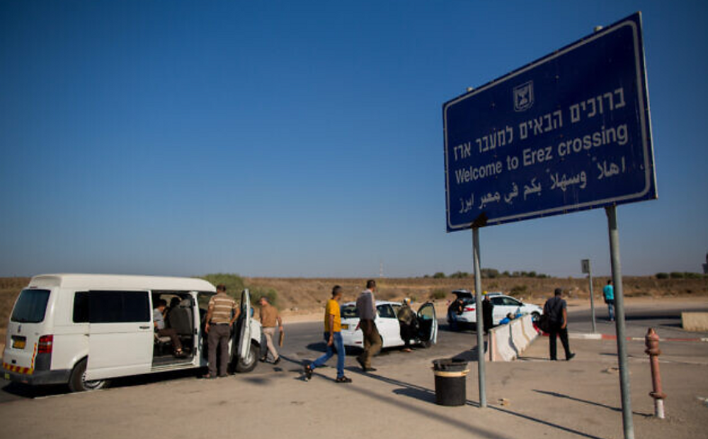 Des Palestiniens sont vus au point de passage d'Erez, près de la frontière avec la bande de Gaza
