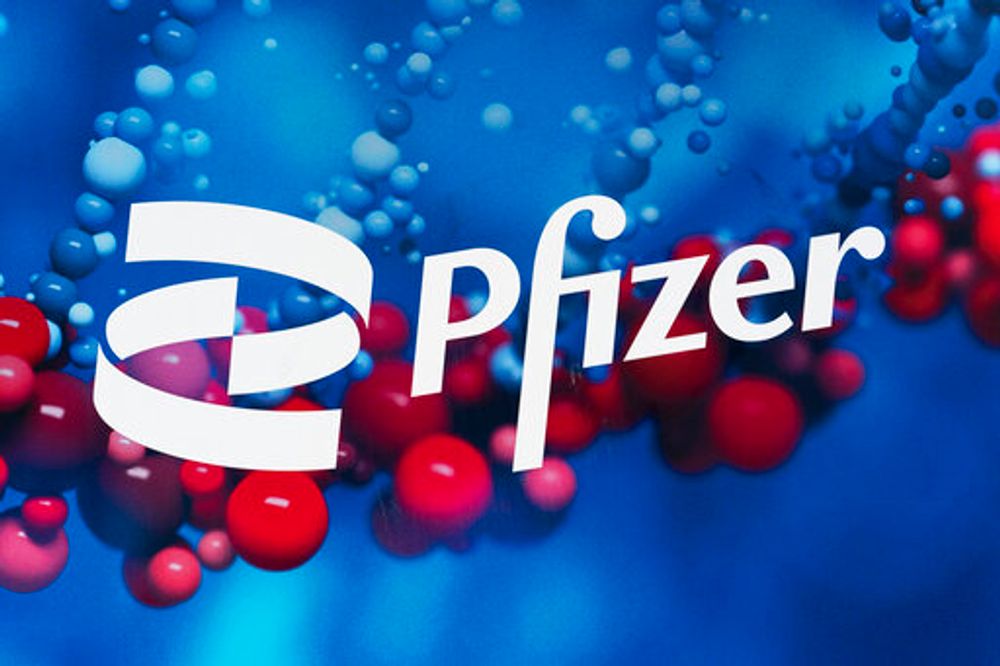 Le logo de Pfizer est affiché au siège de la société à New York, aux États-Unis, le 5 février 2021.