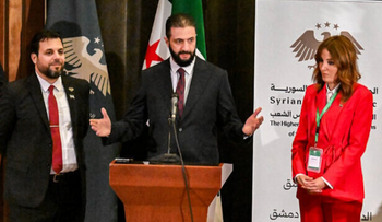 Le président intérimaire syrien Ahmed al-Charia s'exprime dans un bureau de vote où les membres des comités locaux syriens votent dans le cadre du processus de sélection du parlement intérimaire, à Damas, le 5 octobre 2025. 