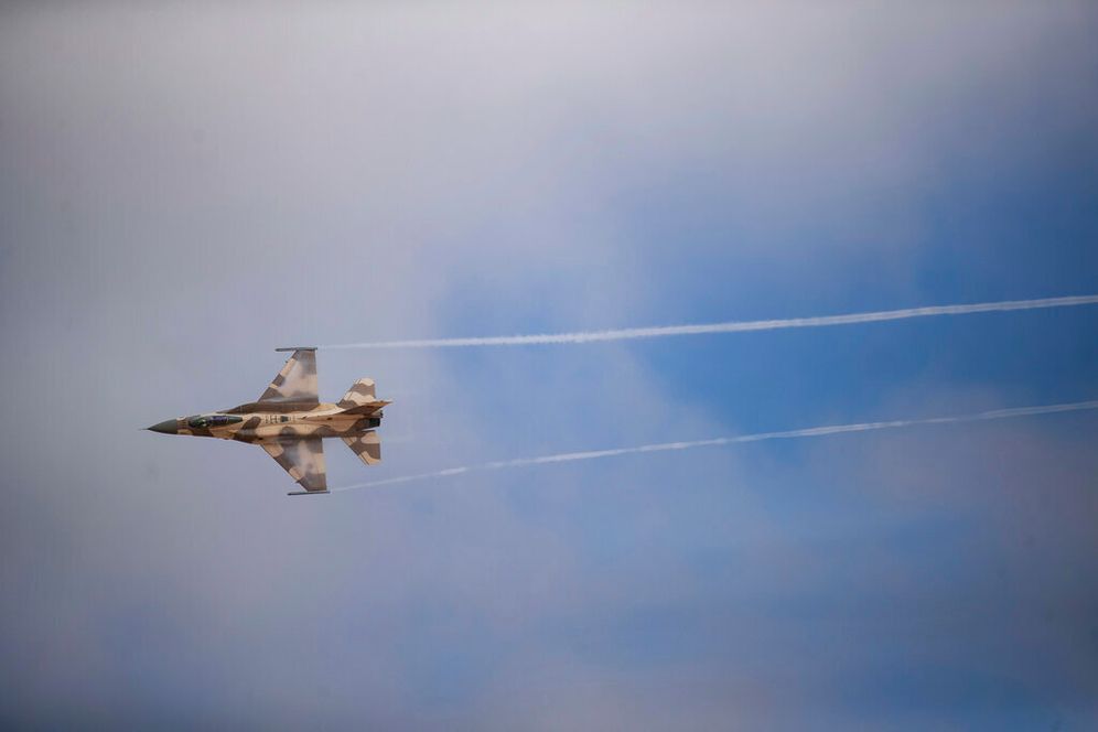 تقوم طائرة مقاتلة مغربية من طراز F16 بمناورة كجزء من مناورة الأسد الأفريقي العسكرية، في طانطان، جنوب أغادير، المغرب، الجمعة 18 يونيو 2021